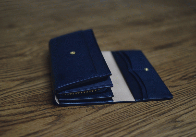 1色でシンプルに。小銭が見やすいクラッチ財布