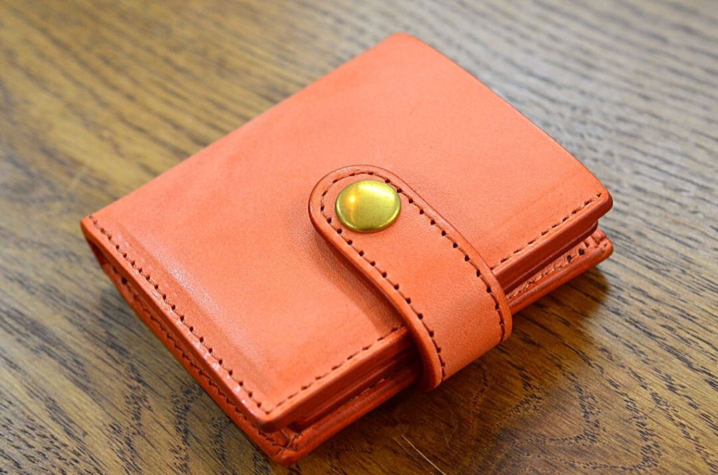 オレンジの革の財布