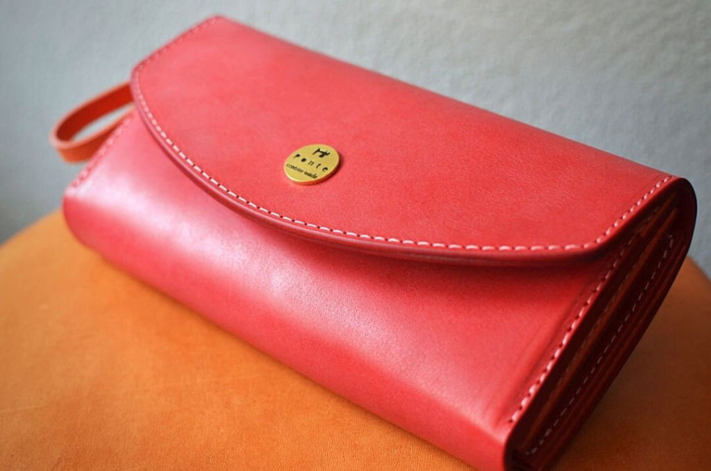 赤い革の大容量長財布