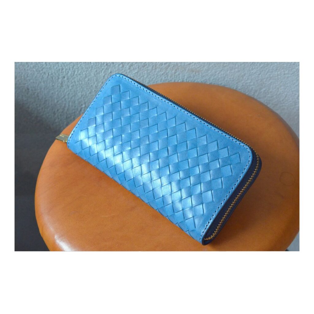 編み込み加工のファスナー財布