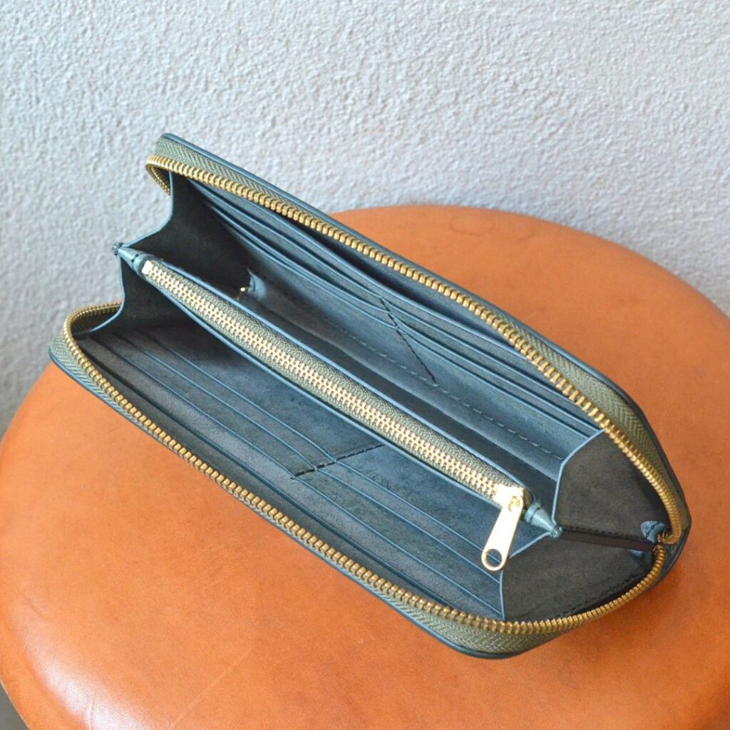 編み込み加工のファスナー財布